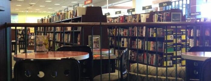 Barnes & Noble is one of Lieux qui ont plu à James.