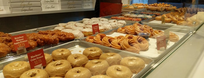 Cardigan Donuts is one of Lieux qui ont plu à Kristen.