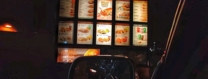 Taco Bell is one of Loriさんのお気に入りスポット.