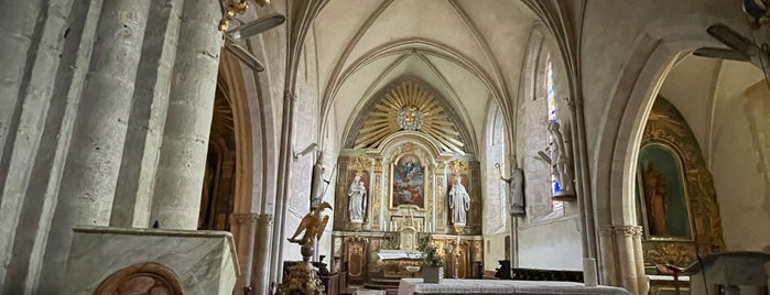 Eglise de Sainte-Mère-Eglise is one of WWII.