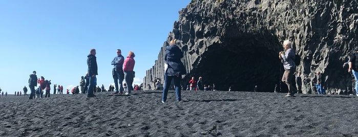 Reynisfjara is one of Locais curtidos por Ali.