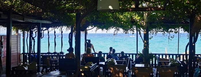 Papua Beach Bar is one of Halkidiki.