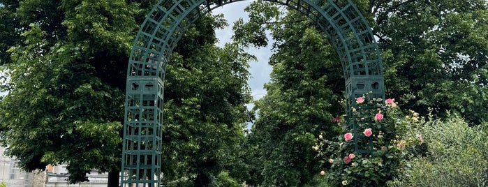 Promenade plantée – La Coulée Verte is one of Parcs & Jardins de Paris.
