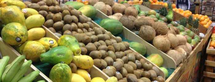 Sprouts Farmers Market is one of Tempat yang Disukai Usaj.