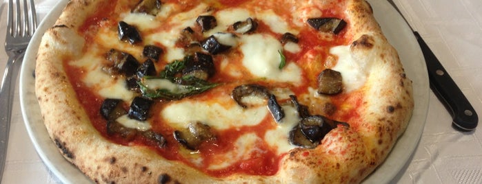 Pizzeria O'Vesuvio is one of Tempat yang Disimpan Matteo.