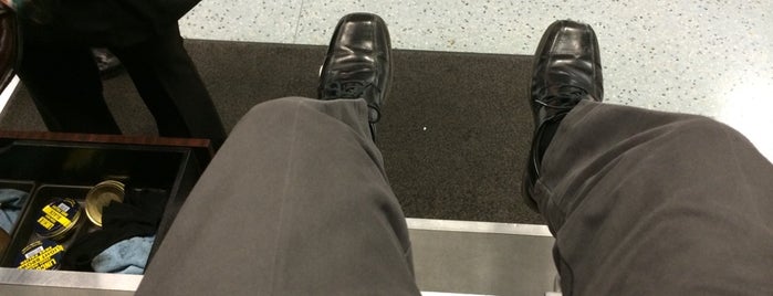 Airport Shoe Shine is one of Orte, die Jose gefallen.