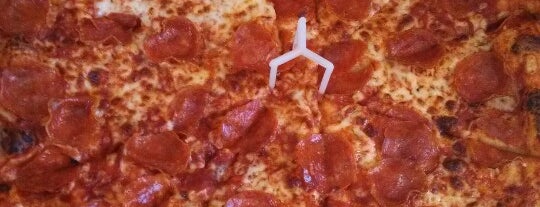 Pizza Hut is one of Lorennitaさんのお気に入りスポット.