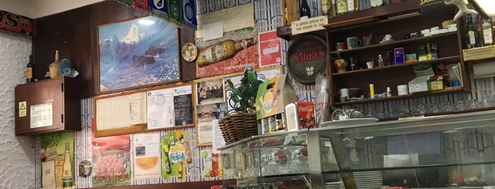 O Golfinho is one of Cafés.