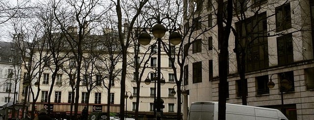 Austin's Saint Lazare Hotel Paris is one of Lieux qui ont plu à Ebru.