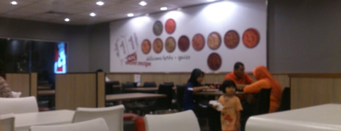 KFC is one of สถานที่ที่ Chi Hian ถูกใจ.