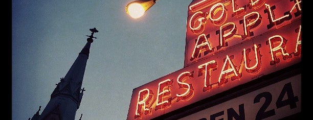 Golden Apple Grill & Breakfast House is one of Tempat yang Disukai Francisco.