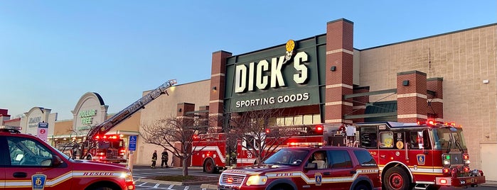 DICK'S Sporting Goods is one of Parking.