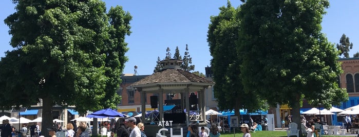 Gilmore Girls Set is one of Aaronさんのお気に入りスポット.