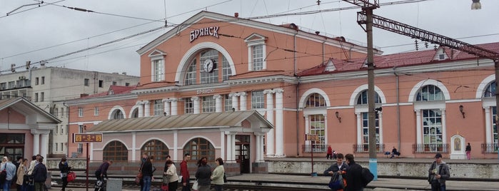 Ж/Д вокзал Брянск-Орловский is one of สถานที่ที่ Olesya ถูกใจ.