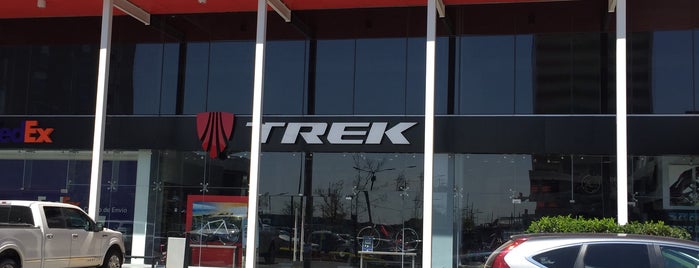Trek Bicycle Store is one of สถานที่ที่ Rosse Marie ถูกใจ.
