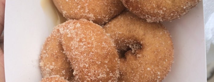 Mama's Donut Bites is one of Lieux qui ont plu à Allison.