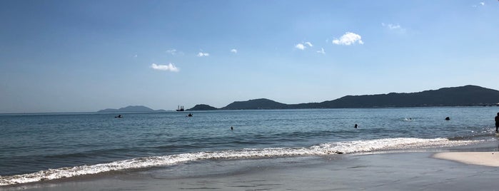 Praia do Canto das Pedras is one of Floripa.