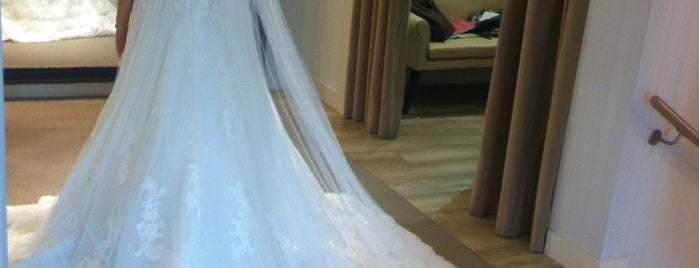 PRONOVIAS is one of Andreaさんのお気に入りスポット.