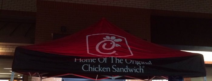 Chick-fil-A is one of Lugares favoritos de Tracy.