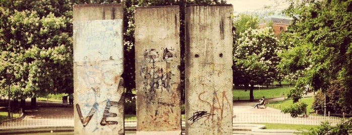 Muro Parque de Berlin is one of Orte, die Alejandro gefallen.