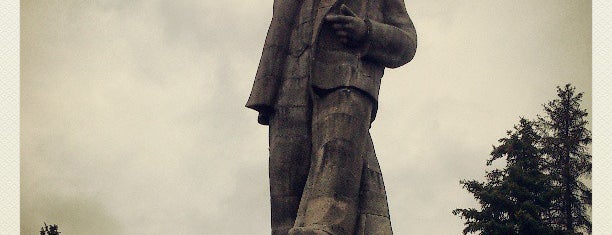 Ленин is one of Памятники Ленину.