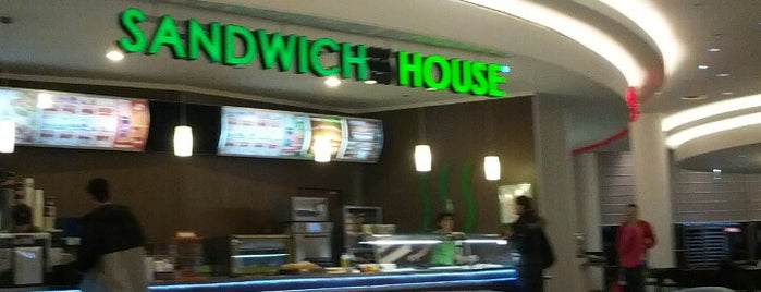 Sandwich House is one of สถานที่ที่ Martin ถูกใจ.