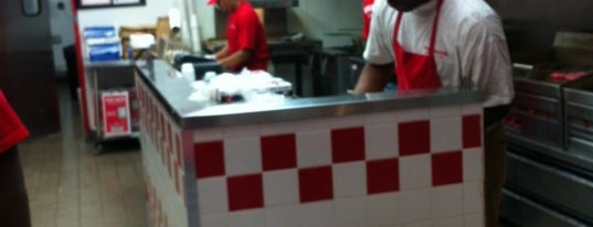 Five Guys is one of Erinさんのお気に入りスポット.
