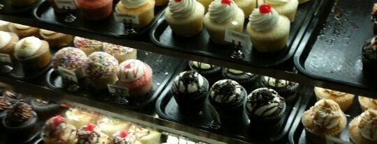 Sweet Daddy Cupcakes is one of Lugares favoritos de Lori.