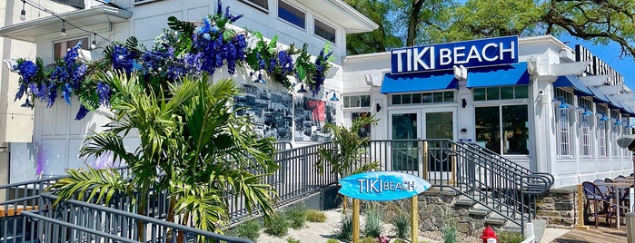 Pier Restaurant & Tiki Bar is one of Tempat yang Disukai Elisa.