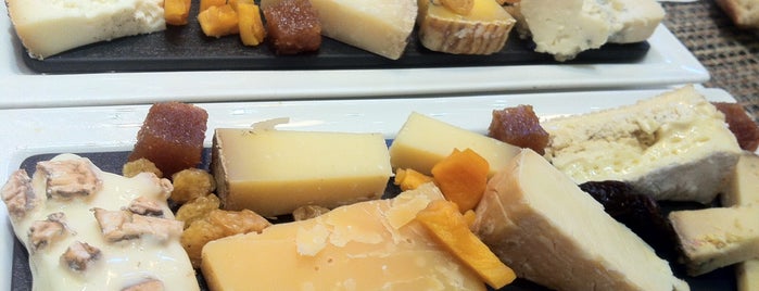 Poncelet Cheese Bar is one of Sitios para visitar Madrid 2012-2013.
