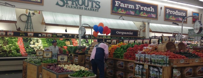 Sprouts Farmers Market is one of Lugares favoritos de KB.