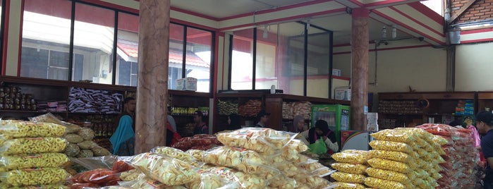 Kerupuk Sanjai Nitta is one of Shopping.