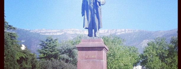 Памятник Ленину is one of Lugares favoritos de Stanislav.