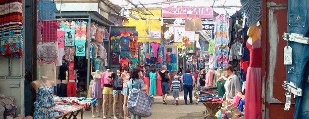 Хмельницький ринок is one of Lugares favoritos de Elena.