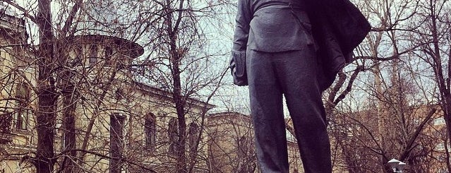 Памятник молодому Ульянову-Ленину is one of Памятники Ленину.