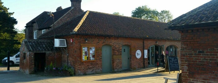 Roots Farm Shop & Cafe is one of Lieux qui ont plu à Maggie.