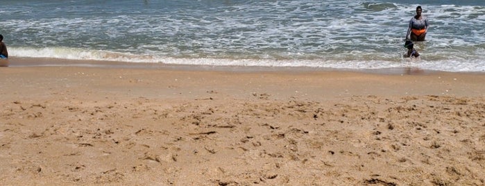 Bethune Beach is one of Tempat yang Disukai Theo.