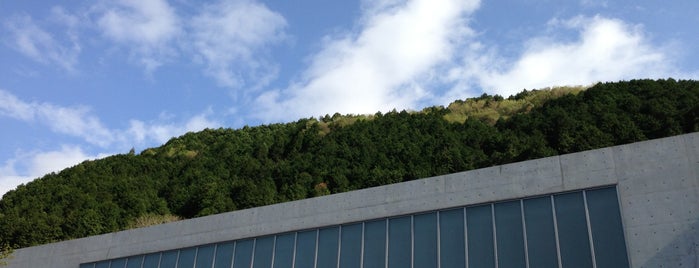 高梁市成羽美術館 is one of 安藤忠雄の建築 / List of Tadao Ando Buildings.