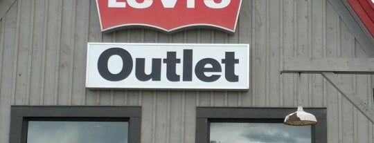Levis Outlet is one of สถานที่ที่ Matt ถูกใจ.
