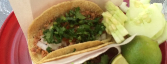 Tacos De Obispos is one of Posti che sono piaciuti a Hugo.