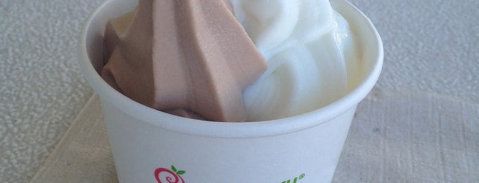 Pinkberry is one of Lugares guardados de James.