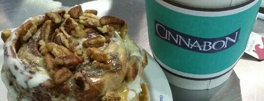 Cinnabon is one of Omarさんのお気に入りスポット.