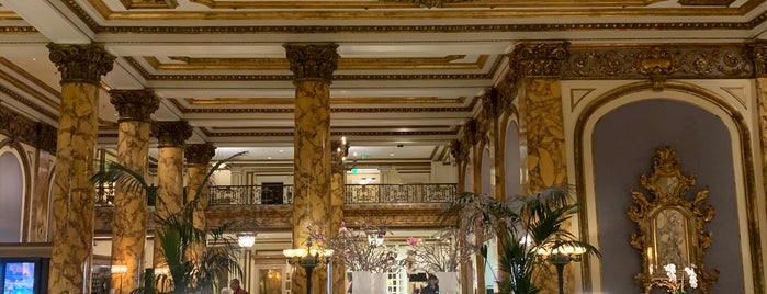 The Fairmont San Francisco Lobby is one of Tempat yang Disukai Rob.
