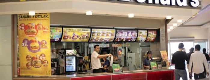 McDonald's is one of สถานที่ที่ Burcu ถูกใจ.