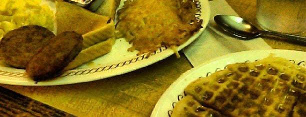 Waffle House is one of สถานที่ที่ Erin ถูกใจ.