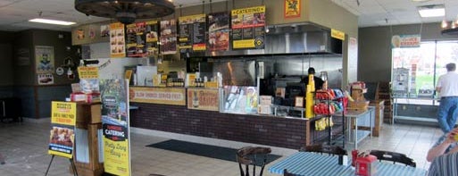 Dickey's Barbeque Pit is one of Tempat yang Disukai Harry.