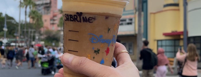 Starbucks is one of Lindsayeさんのお気に入りスポット.
