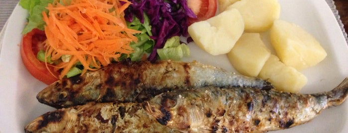 Bristol Restaurante & Cafeteria is one of Posti che sono piaciuti a Rania.