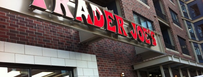 Trader Joe's is one of Tempat yang Disimpan Mark.