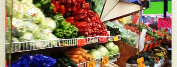 La Central Fruit Market & Carniceria is one of Locais salvos de Kimmie.